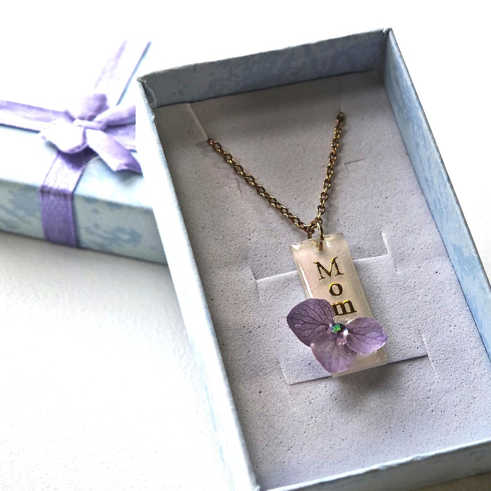 Custom Mom Necklace with Real Purple Hydrangea Flower and Gold Letters
