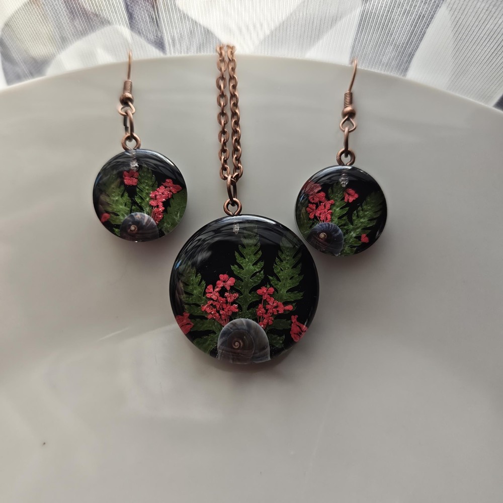 Jewelry Set Resin Pendant and Earrings with Snail Shell and Fern Forest Style