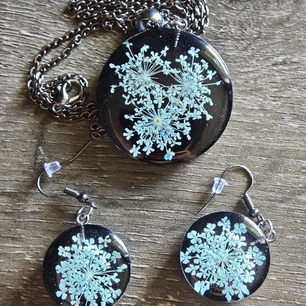 Jewelry Set Resin Pendant and Earrings with dried flowers, Botanical Gift